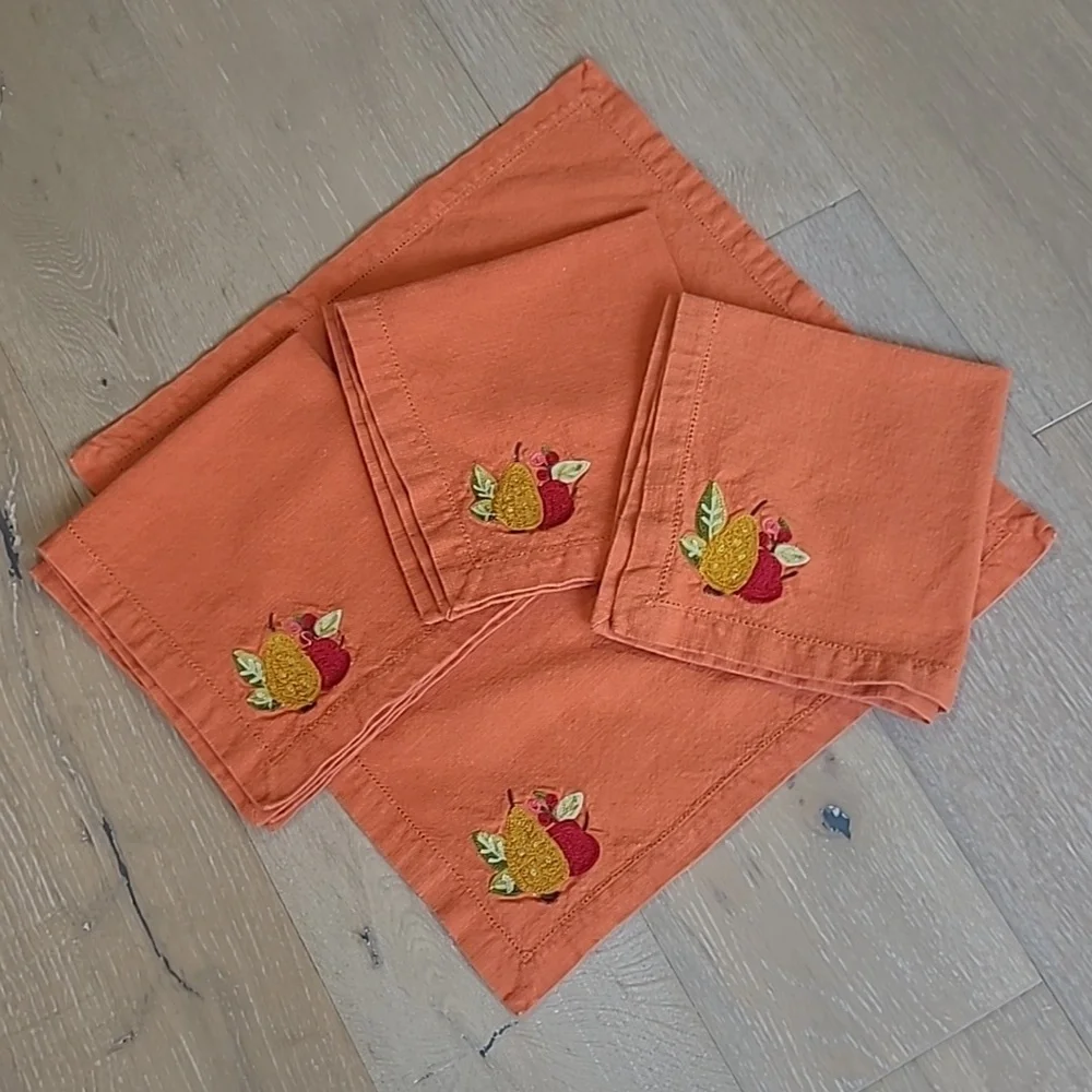 Williams Sonoma Napkins Harvest/Fall/Thanksgiving Embroidered Cloth Set of 4